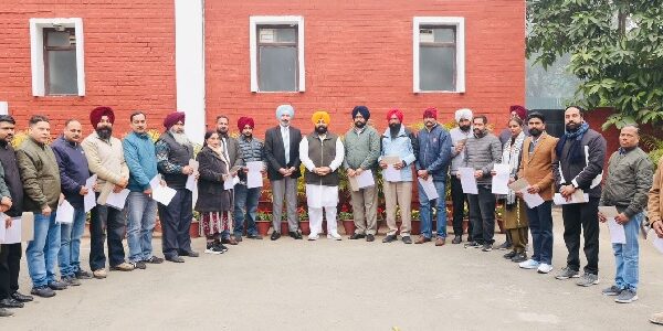 ਹਰਜੋਤ ਸਿੰਘ ਬੈਂਸ ਨੇ ਪੰਜਾਬ ਸਕੂਲ ਸਿੱਖਿਆ ਬੋਰਡ ਦੇ 21 ਕੱਚੇ ਕਰਮਚਾਰੀਆਂ ਨੂੰ ਰੈਗੂਲਰਾਈਜ਼ੇਸ਼ਨ ਸਰਟੀਫ਼ਿਕੇਟ ਸੌਂਪੇ