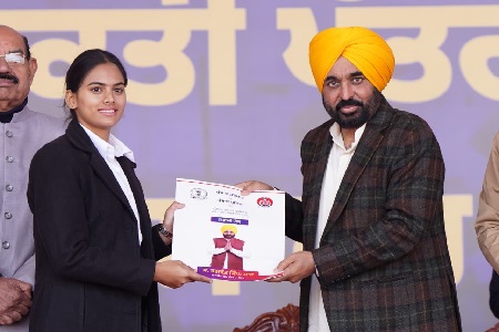 ਪੰਜਾਬ ਸਰਕਾਰ ਨੇ ਚਾਰ ਸਾਲਾਂ ਤੋਂ ਵੀ ਘੱਟ ਸਮੇਂ ਵਿੱਚ 63,027 ਨੌਜਵਾਨਾਂ ਨੂੰ ਸਰਕਾਰੀ ਨੌਕਰੀਆਂ ਦੇ ਕੇ ਇਤਿਹਾਸ ਰਚਿਆ: ਮੁੱਖ ਮੰਤਰੀ ਭਗਵੰਤ ਸਿੰਘ ਮਾਨ